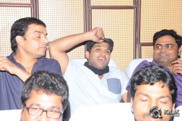 Yevadu Premiere Show